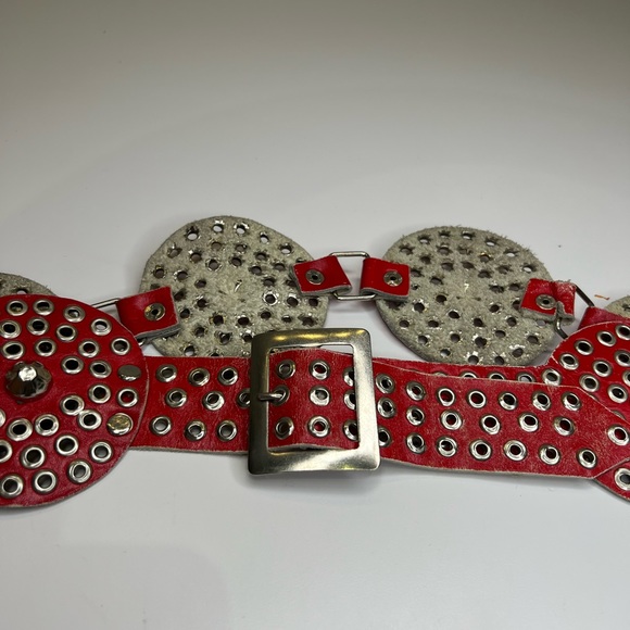 Designer unknown 1960s vintage disco style red leather and grommet belt. - Picture 4 of 5